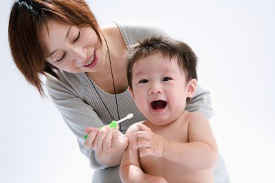 Thường xuyên chăm sóc răng miệng cho trẻ