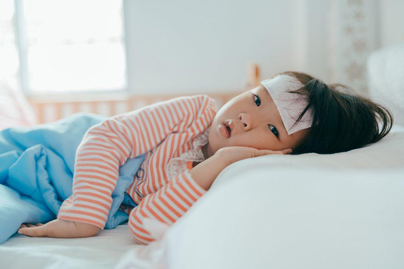 Cho trẻ mặc quần áo thoáng mát, nhẹ nhàng để trẻ không khó chịu